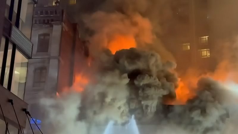 蒙特利尔建筑突然起火
